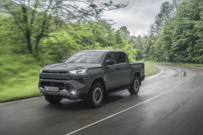 2026_Hilux BEV_High Grade_Ash Grey_Dynamic_001