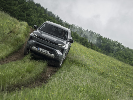 2026_Hilux BEV_High Grade_Ash Grey_Dynamic_015