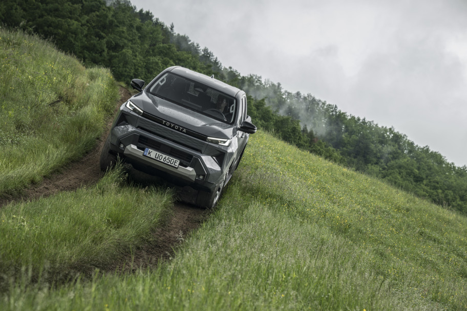 2026_Hilux BEV_High Grade_Ash Grey_Dynamic_015
