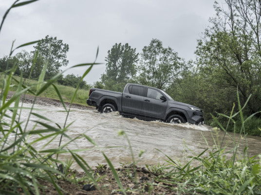2026_Hilux BEV_High Grade_Ash Grey_Dynamic_019