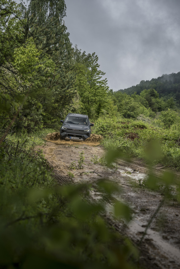 2026_Hilux BEV_High Grade_Ash Grey_Dynamic_021