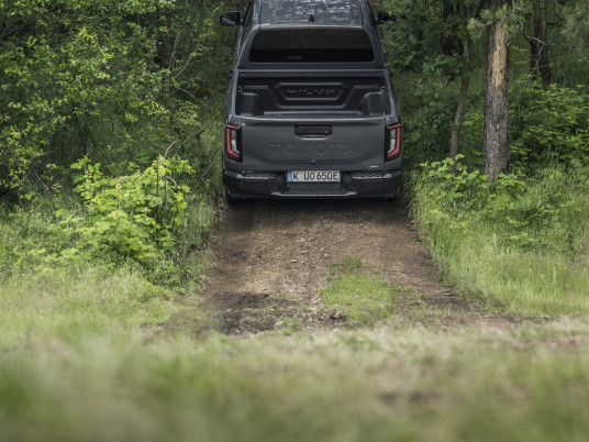 2026_Hilux BEV_High Grade_Ash Grey_Dynamic_033