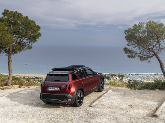 Renault_4_E-Tech_electric_Plein_Sud-low_definition (1)