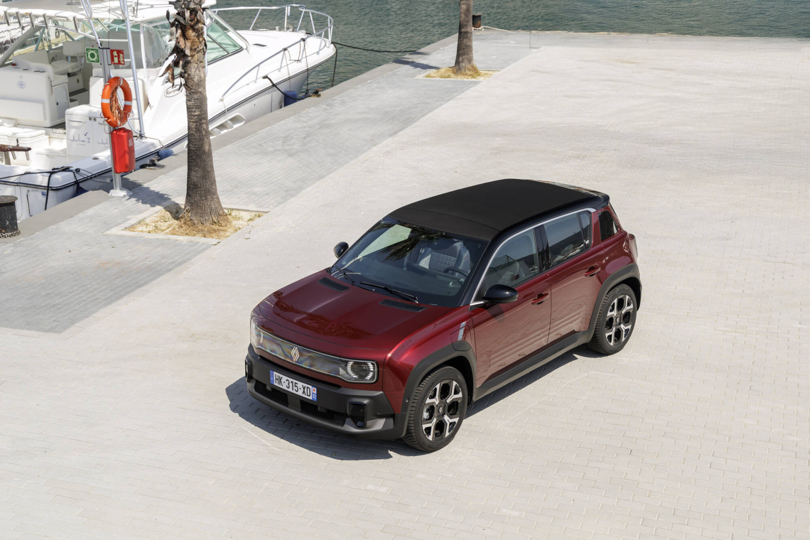 Renault_4_E-Tech_electric_Plein_Sud-low_definition (2)
