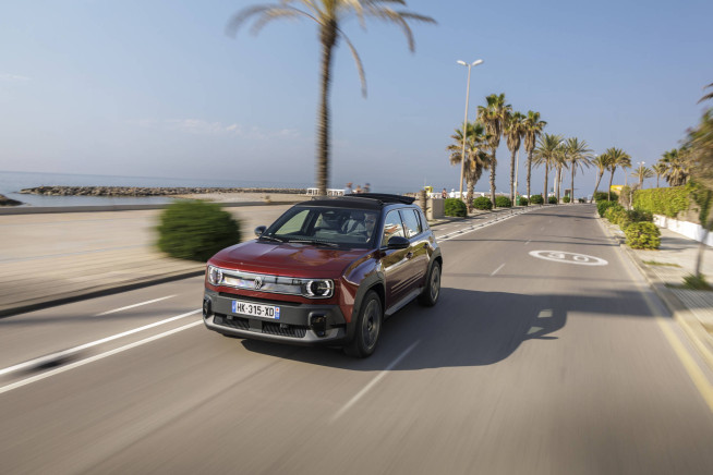 Renault_4_E-Tech_electric_Plein_Sud-low_definition