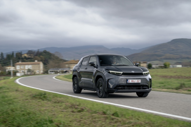 2026_Toyota Urban Cruiser Graphite Grey FWD_Dynamic_015_ld