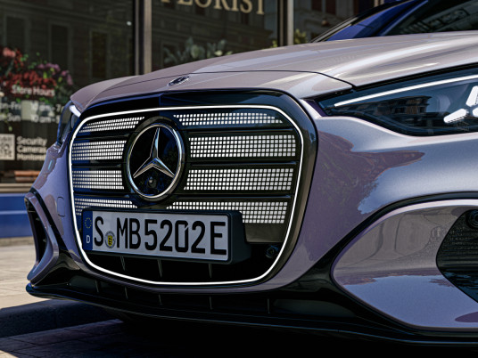 Der neue Mercedes-Benz C 400 4MATIC elektrisch. Energieverbrauch kombiniert: 18,6-14,2 kWh/100 km | CO₂-Emissionen kombiniert: 0 g/km | CO₂-Klasse: A [1] Exterieur: AMG Line Plus; lavender silver [1] Die Angaben sind vorläufig. Es liegen bislang weder bestätigte Werte von einer amtlich anerkannten Prüforganisation noch eine EG-Typgenehmigung noch eine Konformitätsbescheinigung mit amtlichen Werten vor. Abweichungen zwischen den Angaben und den amtlichen Werten sind möglich.;Energieverbrauch kombiniert: 18,6-14,2 kWh/100 km | CO₂-Emissionen kombiniert: 0 g/km | CO₂-Klasse: A* The all-new Mercedes-Benz C 400 4MATIC electric. Energy consumption combined: 18,6-14,2 kWh/100 km | CO₂ emissions combined: 0 g/km | CO₂ class: A [1] Exterior: AMG Line Plus; lavender silver [1] The information is provisional. Neither confirmed values from an officially recognised testing organisation nor an EC type approval nor a certificate of conformity with official values are available to date. Deviations between the data and the official values are possible.;Energy consumption combined: 18,6-14,2 kWh/100 km | CO₂ emissions combined: 0 g/km | CO₂ class: A*