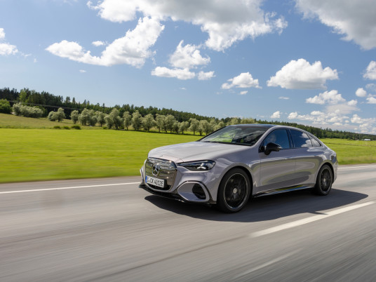 Test Drive der neuen elektrischen Mercedes-Benz C-Klasse, Helsinki, 2026. (Mercedes-Benz C 400 4MATIC elektrisch | Energieverbrauch kombiniert: 18,5 - 14,1 kWh/100 km | CO₂-Emissionen kombiniert: 0 g/km | CO₂-Klasse: A*) EXTERIOR: Lavender Silver | INTERIOR: ARTICO ARTICO man-made leather ivory beige/ black // Test Drive all-new electric Mercedes-Benz C-Class, Helsinki, 2026. (Mercedes‑Benz C 400 4MATIC electric | combined energy consumption: 18.5‑14.1 kWh/100 km | combined CO₂ emissions: 0 g/km | CO₂ class: A) EXTERIOR: lavender silver metallic | INTERIOR: ARTICO man-made leather ivory beige/ black