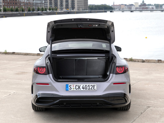 Test Drive der neuen elektrischen Mercedes-Benz C-Klasse, Helsinki, 2026. (Mercedes-Benz C 400 4MATIC elektrisch | Energieverbrauch kombiniert: 18,5 - 14,1 kWh/100 km | CO₂-Emissionen kombiniert: 0 g/km | CO₂-Klasse: A*) EXTERIOR: Lavender Silver | INTERIOR: ARTICO ARTICO man-made leather ivory beige/ black // Test Drive all-new electric Mercedes-Benz C-Class, Helsinki, 2026. (Mercedes‑Benz C 400 4MATIC electric | combined energy consumption: 18.5‑14.1 kWh/100 km | combined CO₂ emissions: 0 g/km | CO₂ class: A) EXTERIOR: lavender silver metallic | INTERIOR: ARTICO man-made leather ivory beige/ black