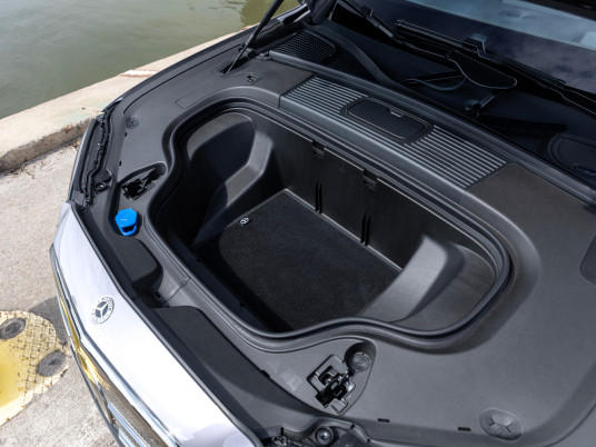 Test Drive der neuen elektrischen Mercedes-Benz C-Klasse, Helsinki, 2026. (Mercedes-Benz C 400 4MATIC elektrisch | Energieverbrauch kombiniert: 18,5 - 14,1 kWh/100 km | CO₂-Emissionen kombiniert: 0 g/km | CO₂-Klasse: A*) EXTERIOR: Lavender Silver | INTERIOR: ARTICO ARTICO man-made leather ivory beige/ black // Test Drive all-new electric Mercedes-Benz C-Class, Helsinki, 2026. (Mercedes‑Benz C 400 4MATIC electric | combined energy consumption: 18.5‑14.1 kWh/100 km | combined CO₂ emissions: 0 g/km | CO₂ class: A) EXTERIOR: lavender silver metallic | INTERIOR: ARTICO man-made leather ivory beige/ black