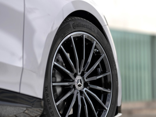 Test Drive der neuen elektrischen Mercedes-Benz C-Klasse, Helsinki, 2026. (Mercedes-Benz C 400 4MATIC elektrisch | Energieverbrauch kombiniert: 18,5 - 14,1 kWh/100 km | CO₂-Emissionen kombiniert: 0 g/km | CO₂-Klasse: A*) EXTERIOR: Lavender Silver | INTERIOR: ARTICO ARTICO man-made leather ivory beige/ black // Test Drive all-new electric Mercedes-Benz C-Class, Helsinki, 2026. (Mercedes‑Benz C 400 4MATIC electric | combined energy consumption: 18.5‑14.1 kWh/100 km | combined CO₂ emissions: 0 g/km | CO₂ class: A) EXTERIOR: lavender silver metallic | INTERIOR: ARTICO man-made leather ivory beige/ black