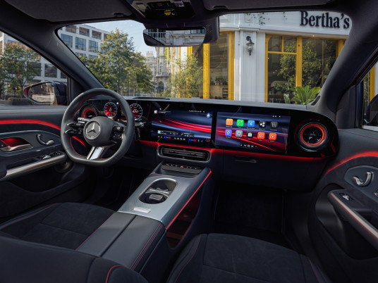 Der neue elektrische Mercedes-Benz GLA.Exterieur: MANUFAKTUR Patagonienrot MetallicInterieur: ARTICO man-made leather/MICROCUT microfibre black//The all-new Mercedes-Benz GLA electric.Exterior: MANUFAKTUR patagonia red metallicInterior: ARTICO ma