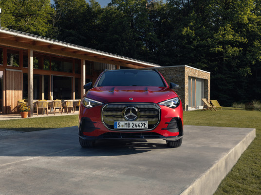 Der neue elektrische Mercedes-Benz GLA.Exterieur: MANUFAKTUR Patagonienrot MetallicInterieur: ARTICO man-made leather/MICROCUT microfibre black//The all-new Mercedes-Benz GLA electric.Exterior: MANUFAKTUR patagonia red metallicInterior: ARTICO ma