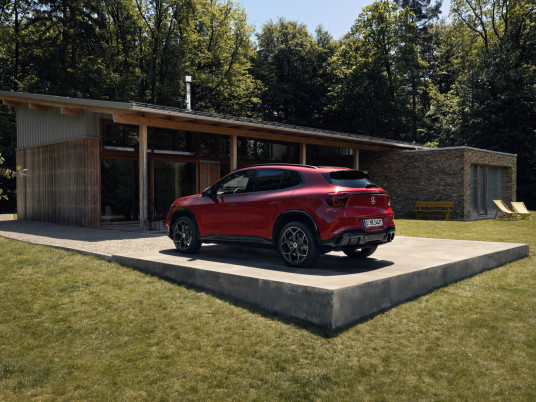 Der neue elektrische Mercedes-Benz GLA.Exterieur: MANUFAKTUR Patagonienrot MetallicInterieur: ARTICO man-made leather/MICROCUT microfibre black//The all-new Mercedes-Benz GLA electric.Exterior: MANUFAKTUR patagonia red metallicInterior: ARTICO ma