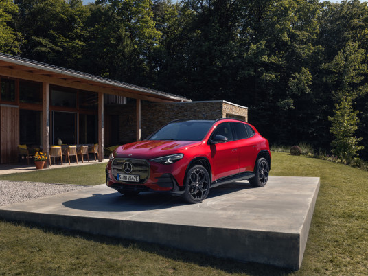 Der neue elektrische Mercedes-Benz GLA.Exterieur: MANUFAKTUR Patagonienrot MetallicInterieur: ARTICO man-made leather/MICROCUT microfibre black//The all-new Mercedes-Benz GLA electric.Exterior: MANUFAKTUR patagonia red metallicInterior: ARTICO ma