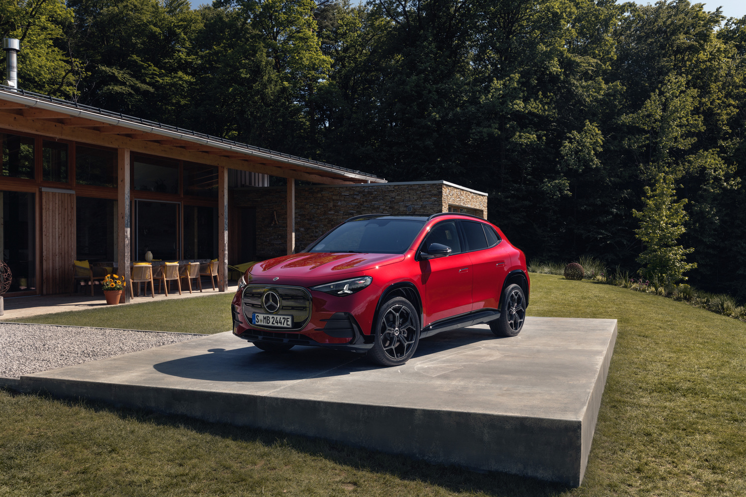 Der neue elektrische Mercedes-Benz GLA.Exterieur: MANUFAKTUR Patagonienrot MetallicInterieur: ARTICO man-made leather/MICROCUT microfibre black//The all-new Mercedes-Benz GLA electric.Exterior: MANUFAKTUR patagonia red metallicInterior: ARTICO ma