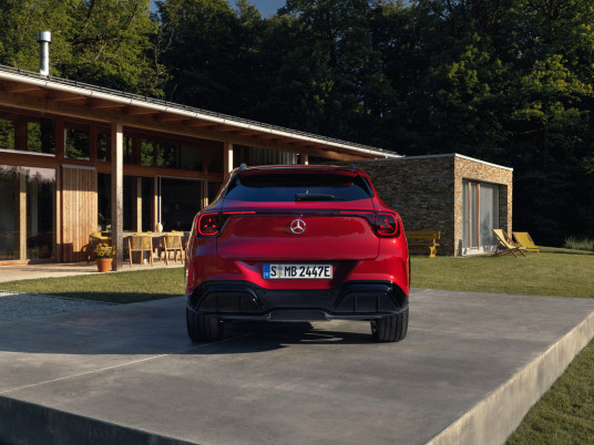 Der neue elektrische Mercedes-Benz GLA.Exterieur: MANUFAKTUR Patagonienrot MetallicInterieur: ARTICO man-made leather/MICROCUT microfibre black//The all-new Mercedes-Benz GLA electric.Exterior: MANUFAKTUR patagonia red metallicInterior: ARTICO ma