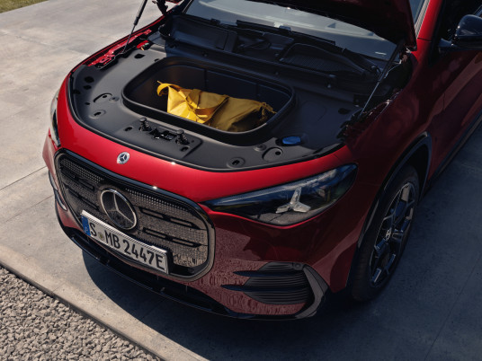 Der neue elektrische Mercedes-Benz GLA.Exterieur: MANUFAKTUR Patagonienrot MetallicInterieur: ARTICO man-made leather/MICROCUT microfibre black//The all-new Mercedes-Benz GLA electric.Exterior: MANUFAKTUR patagonia red metallicInterior: ARTICO ma