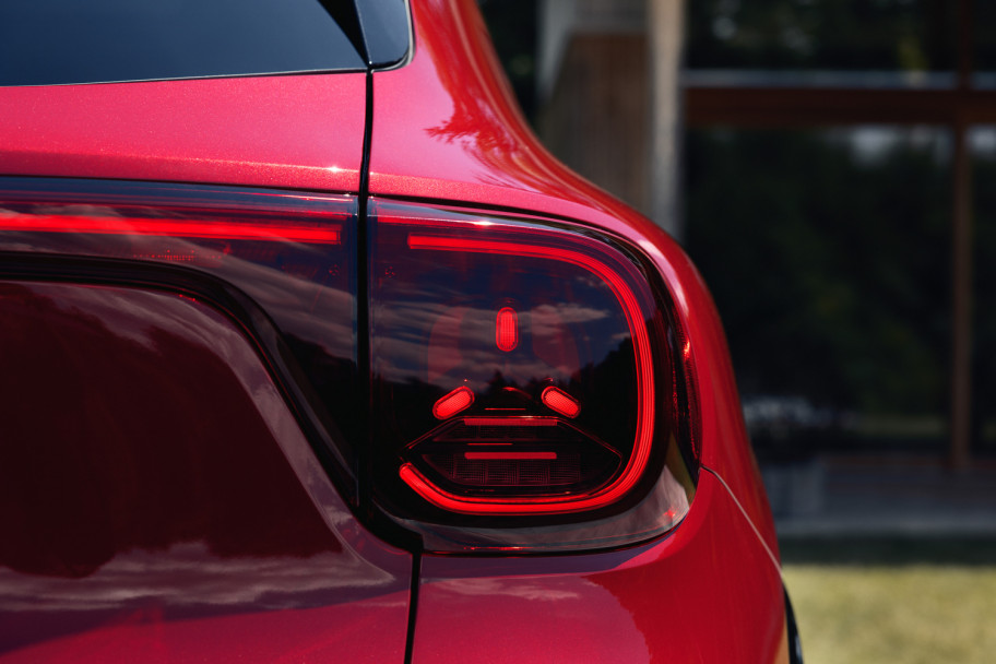 Der neue elektrische Mercedes-Benz GLA.Exterieur: MANUFAKTUR Patagonienrot MetallicInterieur: ARTICO man-made leather/MICROCUT microfibre black//The all-new Mercedes-Benz GLA electric.Exterior: MANUFAKTUR patagonia red metallicInterior: ARTICO ma
