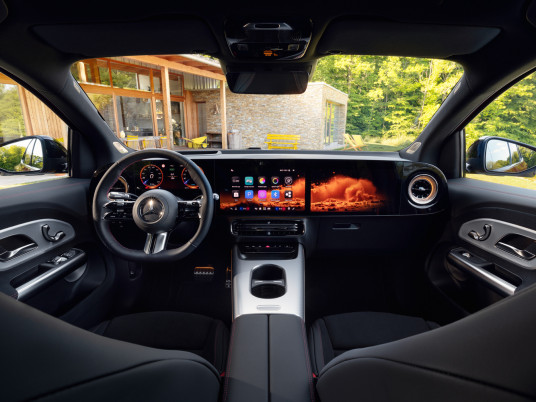 Der neue elektrische Mercedes-Benz GLA.Exterieur: MANUFAKTUR Patagonienrot MetallicInterieur: ARTICO man-made leather/MICROCUT microfibre black//The all-new Mercedes-Benz GLA electric.Exterior: MANUFAKTUR patagonia red metallicInterior: ARTICO ma