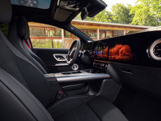 Der neue elektrische Mercedes-Benz GLA.Exterieur: MANUFAKTUR Patagonienrot MetallicInterieur: ARTICO man-made leather/MICROCUT microfibre black//The all-new Mercedes-Benz GLA electric.Exterior: MANUFAKTUR patagonia red metallicInterior: ARTICO ma