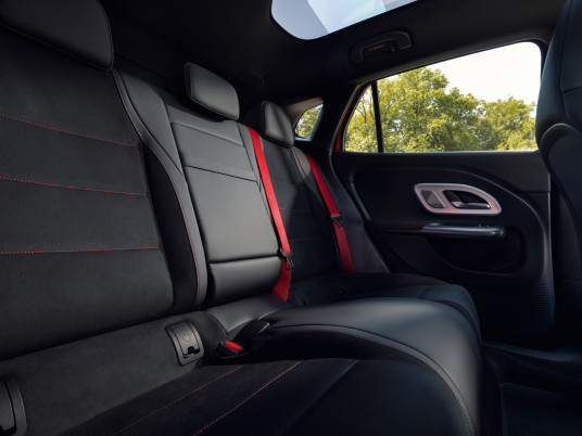 Der neue elektrische Mercedes-Benz GLA.Exterieur: MANUFAKTUR Patagonienrot MetallicInterieur: ARTICO man-made leather/MICROCUT microfibre black//The all-new Mercedes-Benz GLA electric.Exterior: MANUFAKTUR patagonia red metallicInterior: ARTICO ma
