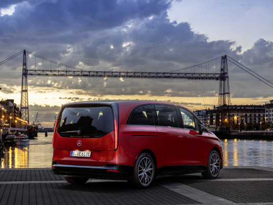 Der neue elektrische Mercedes-Benz VLE / Press Test Drive Bilbao, Spanien ( Mercedes-Benz VLE 400 4MATIC elektrisch MANUFAKTUR patagonia red metallic | vorläufige Werte: Energieverbrauch kombiniert: 22,1–19,8 kWh/100km | CO₂-Emissionen kombiniert: 0 g/km | CO₂-Klasse: A) // The all-new Mercedes-Benz VLE_Press Test Drive Bilbao, Spain (Mercedes-Benz VLE 400 4MATIC electric MANUFAKTUR patagonia red metallic | provisional figures: combined energy consumption: 22,1-19,8kWh/100 km | combined CO₂ emissions: 0 g/km | CO₂ class: A)