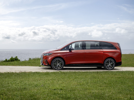 Der neue elektrische Mercedes-Benz VLE / Press Test Drive Bilbao, Spanien ( Mercedes-Benz VLE 400 4MATIC elektrisch MANUFAKTUR patagonia red metallic | vorläufige Werte: Energieverbrauch kombiniert: 22,1–19,8 kWh/100km | CO₂-Emissionen kombiniert: 0 g/km | CO₂-Klasse: A) // The all-new Mercedes-Benz VLE_Press Test Drive Bilbao, Spain (Mercedes-Benz VLE 400 4MATIC electric MANUFAKTUR patagonia red metallic | provisional figures: combined energy consumption: 22,1-19,8kWh/100 km | combined CO₂ emissions: 0 g/km | CO₂ class: A)