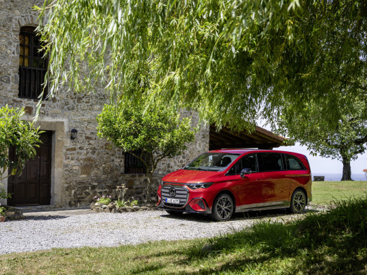 Der neue elektrische Mercedes-Benz VLE / Press Test Drive Bilbao, Spanien ( Mercedes-Benz VLE 400 4MATIC elektrisch MANUFAKTUR patagonia red metallic | vorläufige Werte: Energieverbrauch kombiniert: 22,1–19,8 kWh/100km | CO₂-Emissionen kombiniert: 0 g/km | CO₂-Klasse: A) // The all-new Mercedes-Benz VLE_Press Test Drive Bilbao, Spain (Mercedes-Benz VLE 400 4MATIC electric MANUFAKTUR patagonia red metallic | provisional figures: combined energy consumption: 22,1-19,8kWh/100 km | combined CO₂ emissions: 0 g/km | CO₂ class: A)