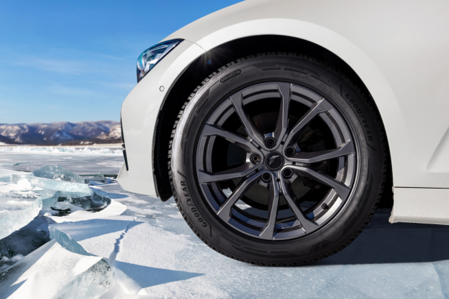 1920_beautyshot-goodyear-ugi3-tireandcar-01