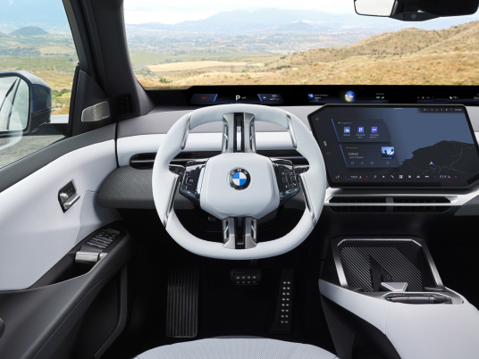 P90615657_highRes_the-new-bmw-ix3-50-x_ld