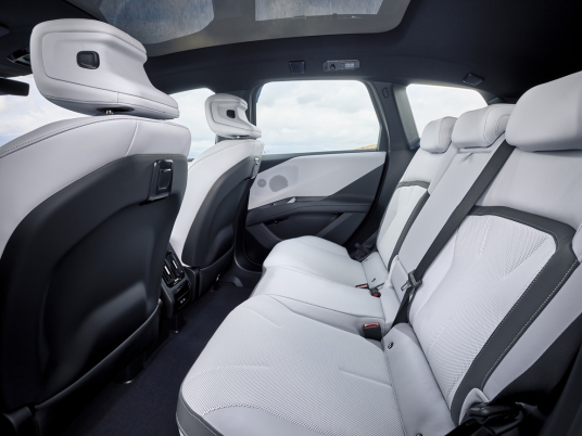 P90615663_highRes_the-new-bmw-ix3-50-x_ld