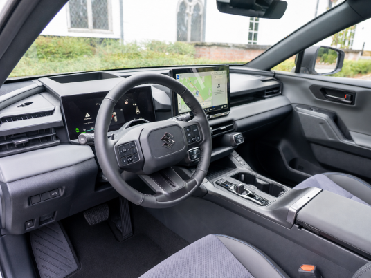 Suzuki Across 2026 PHEV Interieur 0001