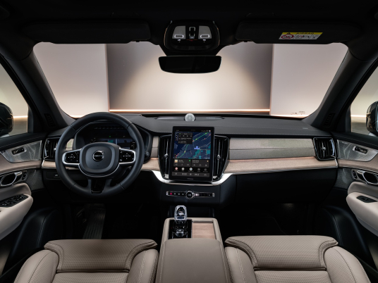 The_Volvo_XC90_Studio_WholeDash_ld