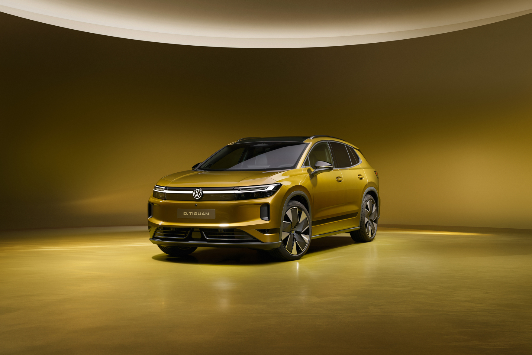 01_VW_ID4_Style_3_4_Front_FS